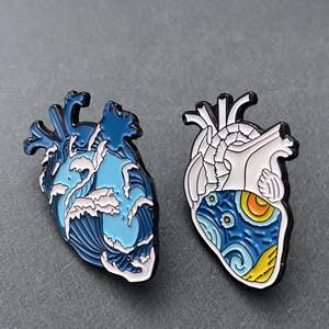 ハートを解剖するためのエナメルブローチ付きカスタムメイドの金属手工芸品 - Product Image 1
