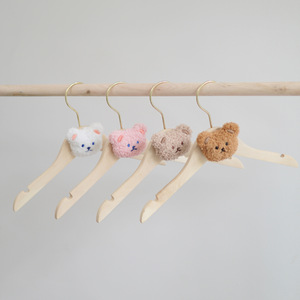 Cintres en bois massif motif ours avec crochet pivotant chromé et encoches découpées avec précision pour chemises, vestes et robes de bébé - Style naturel pour le salon - Product Image 1