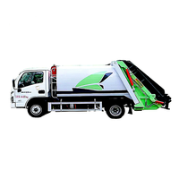 Camion poubelle à levage et compression