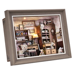 Kit de maison de poupée en bois suspendue DIY, luxueux et écologique, avec miniatures - Jouet fait main pour cadeaux familiaux (pas de colle nécessaire) - Product Image 4