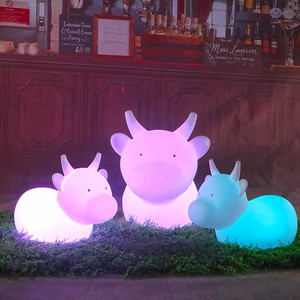 Escultura de vaca de dibujos animados para exteriores, característica brillante simulada, decoración de granja de jardín para Navidad, agrega un lugar fotográfico escénico, diversión - Product Image 1