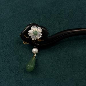 กิ๊บติดผมทรงผมเกล้าแบบจีน ขนาด 18 ซม. ทำจากไม้มะเกลือ ประดับพู่ ดอกไม้ และมุก ของขวัญวัฒนธรรมสำหรับผู้หญิง - Product Image 6