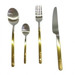 Juego de Cubiertos Modernos en Tono Dorado, Cuchara, Tenedor y Cuchillo de Acero Inoxidable, Aptos para Lavavajillas, Juegos de Cubiertos de Lujo Personalizables, Libres de BPA - Product Image 1