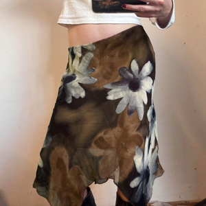 Jupe d'été mi-longue évasée à taille naturelle, imprimé floral bohème vintage, avec empiècement en maille extensible écologique et ourlet asymétrique - Product Image 2