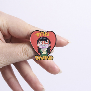 Spilla smaltata con personaggio della <span class=keywords><strong>serie</strong></span> <span class=keywords><strong>TV</strong></span> comica Ugly Girl, Tan Divino Eco Moda, spilla Ugly Girl, distintivo da borsa, gioiello da risvolto, regalo per amica - Product Image 4