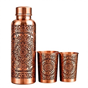 Botella de Agua Bohemia de Cobre con Tapa y 2 Tazas Grabadas con Mandala, Set de Bebidas Portátil para Viaje - Product Image 1