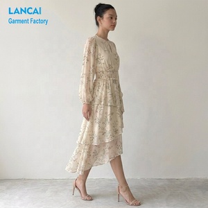 <span class=keywords><strong>Robe</strong></span> <span class=keywords><strong>longue</strong></span> en mousseline florale personnalisée pour <span class=keywords><strong>femme</strong></span>, col en V, manches lanternes, taille haute, ourlet à volants étagés smocké, fabricant OEM ODM - Product Image 2