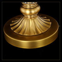 VH Petite lampe de table classique en laiton pour le salon et la chambre à coucher Lampe de bureau d'art décoratif gravée en cristal ornée de tissu chaud