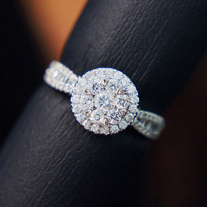 Anello di fidanzamento rotondo con zirconi per donna, elegante gioiello da dito alla moda - Product Image 4