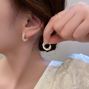 Boucles d'oreilles créoles petites et rondes en fausses perles françaises pour femmes, nouveau design texturé, bijoux élégants, cadeau idéal - Product Image 5