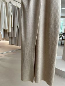 Elegante Suéter de Punto de Una Pieza para Mujer - Diseño Elegante y Acampanado con Logotipo Frontal Suave y Cómodo, y Versatilidad - Product Image 3