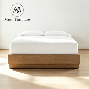 Lit double design moderne pour chambre d'appartement, avec cadre couleur noyer, panneau à lattes en chêne, base à plinthe, sans tête de lit, format king size hôtelier et queen size - Product Image 1