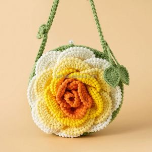 Sac à écouteurs en crochet fait main, motif rose, bandoulière décontractée ou porte-monnaie pratique, idéal pour un cadeau ou un usage personnel - Product Image 5