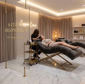 Verstellbare Goldene Metallrahmen-Schönheitsliege mit Samtbezug, Wimpernliege im Modernen Design, <span class=keywords><strong>Spa</strong></span>-Salon-Pflege-Massagetisch - Product Image 2