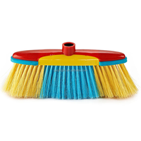 Vente en gros de balais modernes en PP souple pour animaux de compagnie, couleurs rouge, vert, bleu, jaune, avec manche en bois et poils en nylon, faciles à nettoyer