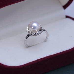 Bague en argent S925 ronde blanche de 8-9 mm de Zhuji Danshui, simple, réglable, faite à la main, avec une forte brillance et de légères imperfections, ornée de perles - Product Image 4