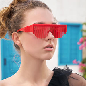 Gafas de sol XH-Comb Creative Comb para mujer, lentes de PC con protección UV400, montura roja brillante y rosa, gafas de sol modernas y a la moda. - Product Image 2