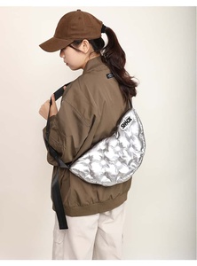 Sac bandoulière matelassé blanc avec sangle réglable, fermeture éclair, motif lettres, pour toutes les saisons, usage quotidien - Product Image 4