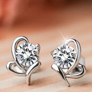 Orecchini a Perno Delicati a Forma di Farfalla e Fiore per Donne, Gioielli di Moda Delicati e Piccoli, Vendita all'Ingrosso - Product Image 1