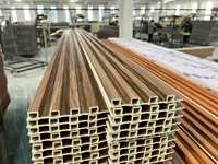 Panneaux muraux en WPC laminé à grain de bois imperméable et moderne, panneaux muraux en WPC rainurés pour la décoration intérieure
