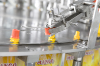 Machine automatique de remplissage et de bouchage de sachets à bec verseur pour jus, eau et sauces