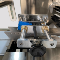 Machine d'emballage de coussins HY-260 pour produits tels que les dattes rouges, les beignets, les sacs poubelle, etc.