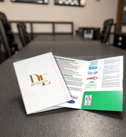 Carpeta de Presentación Personalizada a Todo Color, Formato A4, de Cartón, con 2 Bolsillos, Logotipo en Relieve con Lámina Dorada, para Documentos y Archivos Empresariales