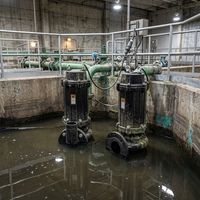 Pompe centrifuge submersible pour eaux usées avec dispositif d'accouplement automatique, corps en acier inoxydable anticorrosion pour le drainage des mines et des tunnels