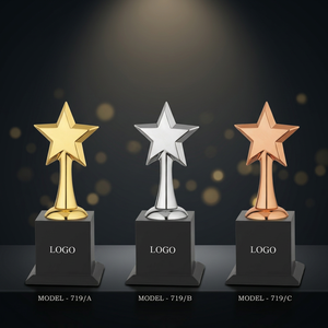 Trophée en métal moulé sous pression en forme d'étoile attrayant avec gravure laser et impression UV pour les cérémonies annuelles de remise des prix - Product Image 1