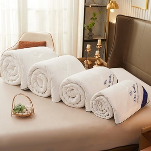 Chăn lụa tơ tằm thủ công với lớp độn polyester và thiết kế chắp vá bằng cotton, dùng được quanh năm tại nhà và khách sạn - Product Image 2