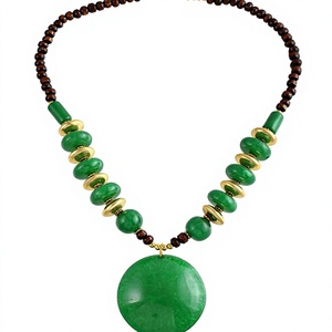 Collar de Cuentas de Resina de Jade Verde con Detalles en Oro, Estilo Bohemio, Unisex, Joyería de Regalo, Colgante Circular, Accesorio de Moda - Product Image 1