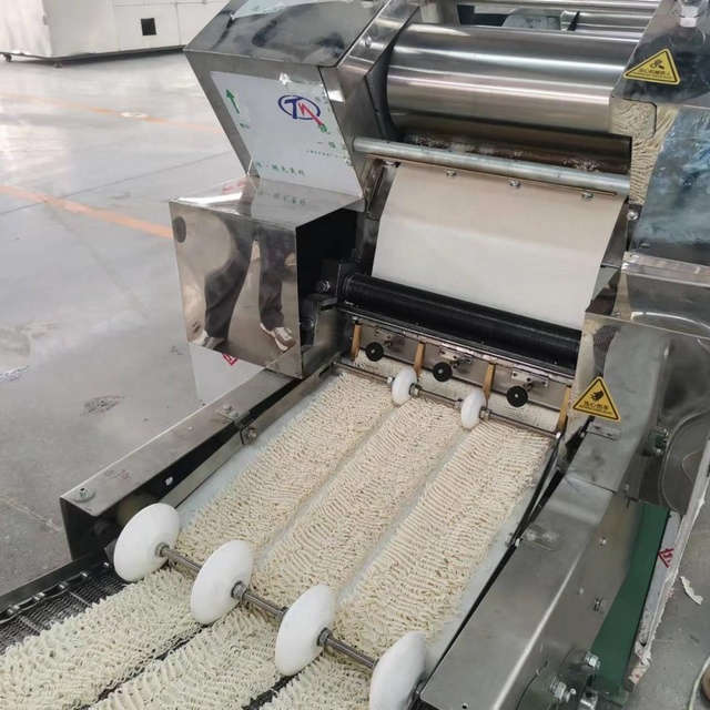 Hot Sale Full Automatic Fried Instant Noodles Production Line / Noodle Cup Making Machine Price