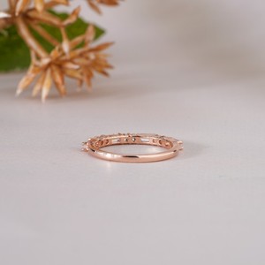 Bague élégante en or rose avec diamants baguette et ronds pour femme, alliance fine, bijou de mariage minimaliste empilable - Product Image 4