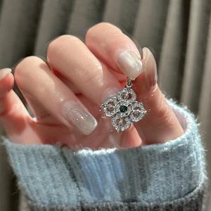 Colgante de Plata de Ley S925 con Circonita Verde de Lujo Ligero, Diseño de Flor Tallada Simple y Moderno, Estilo Vintage Elegante y Antiguo - Product Image 2