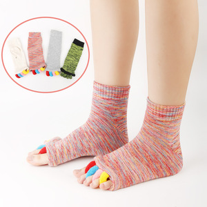 <span class=keywords><strong>Calcetines</strong></span> de yoga de cinco <span class=keywords><strong>dedos</strong></span> para mujer, de poliéster absorbente de sudor, con corrección de pulgar, estilo japonés-coreano, transpirables, para yoga y uso diario. - Product Image 1