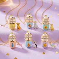 Collier en cuivre plaqué or Ilona avec pendentif capsule émaillée ouvrable, figurine animale miniature mignonne, pour femme et fille, idéal comme cadeau