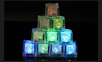 Glaçons LED lumineux activés par l'eau, multicolores, clignotants, en plastique, pour la décoration de bars, de KTV, de fêtes et comme jouets de bain pour bébés