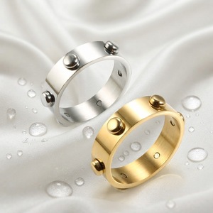 Anello dell'Amicizia Impermeabile in Acciaio Inossidabile Placcato Oro 18K PVD con Rivetti Rotondi per Donna e Uomo, Gioielli di Tendenza - Product Image 3
