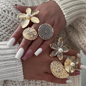 ต่างหูสแตนเลสสตีลประดับมุก ดีไซน์ดอกไม้ สำหรับผู้หญิง สวมใส่ได้ทุกวัน ชุบทอง 18K ลายดอกไม้เรขาคณิต - Product Image 3