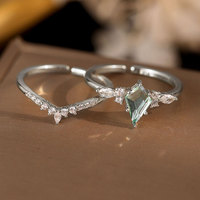Ensemble de bagues empilables élégantes en pierre verte taille cerf-volant, avec bande chevron plaquée or raffiné, bijoux de niche haut de gamme pour femmes