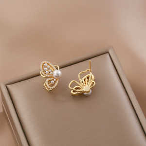 Boucles d'oreilles clous WENCHI 1593 en perles naturelles papillon, au design élégant pour femme - Product Image 3