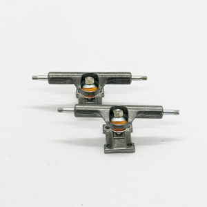 Venta al por mayor de mini patinetas de dedo de 32 mm de aleación de color natural con trucks de aleación para fingerboard - Product Image 5