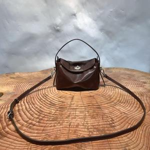 Petit sac bandoulière en cuir véritable pour femme, style vintage avec rabat à fermoir, mini sac à main avec poignée, logo personnalisé OEM, vente en gros - Product Image 1