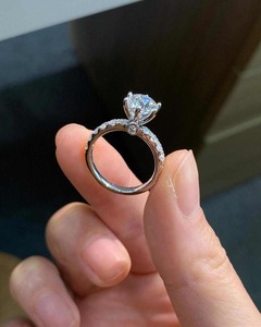 Anillo de compromiso de moissanita de corte redondo de excelente calidad para mujer, disponible a precio de mayoreo. - Product Image 6
