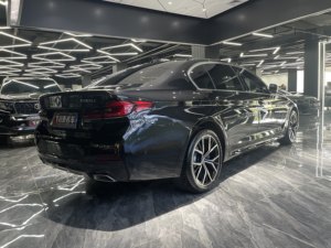 <span class=keywords><strong>BMW</strong></span> Serie 5 Modello 530Li 2022 Luxury Line Pacchetto M Sport Auto Usata in Stock Guida a Sinistra Interni in Pelle Scuro R19 - Product Image 5