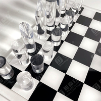 Ensemble d'échecs de luxe en acrylique 3D découpé au laser, moderne, durable, effet fumé et givré, en gros, en présentation