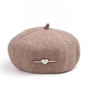 Boina de lana con pin de corazón para mujer, gorra unisex de estilo vintage a la moda para otoño e invierno - Product Image 4