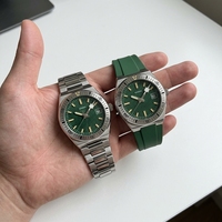 Montre sport pour homme, mouvement MIYOTA, acier inoxydable, étanche, verre minéral, date luminescente, bracelet en caoutchouc, logo personnalisé OEM