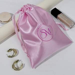 Sac cadeau en satin à cordon de serrage, petit, écologique, recyclable, avec logo personnalisé, emballage de luxe pour cadeaux - Product Image 1