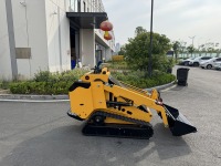Mini-chargeuse sur chenilles Kubota, compacte et maniable, avec poste de conduite sur le devant